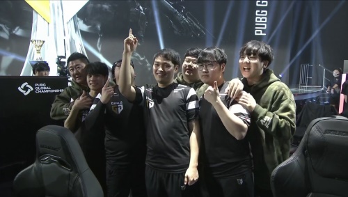 Virtus.pro 用 Perfecto(RUS) 替换了阵容中的 FL4MUS